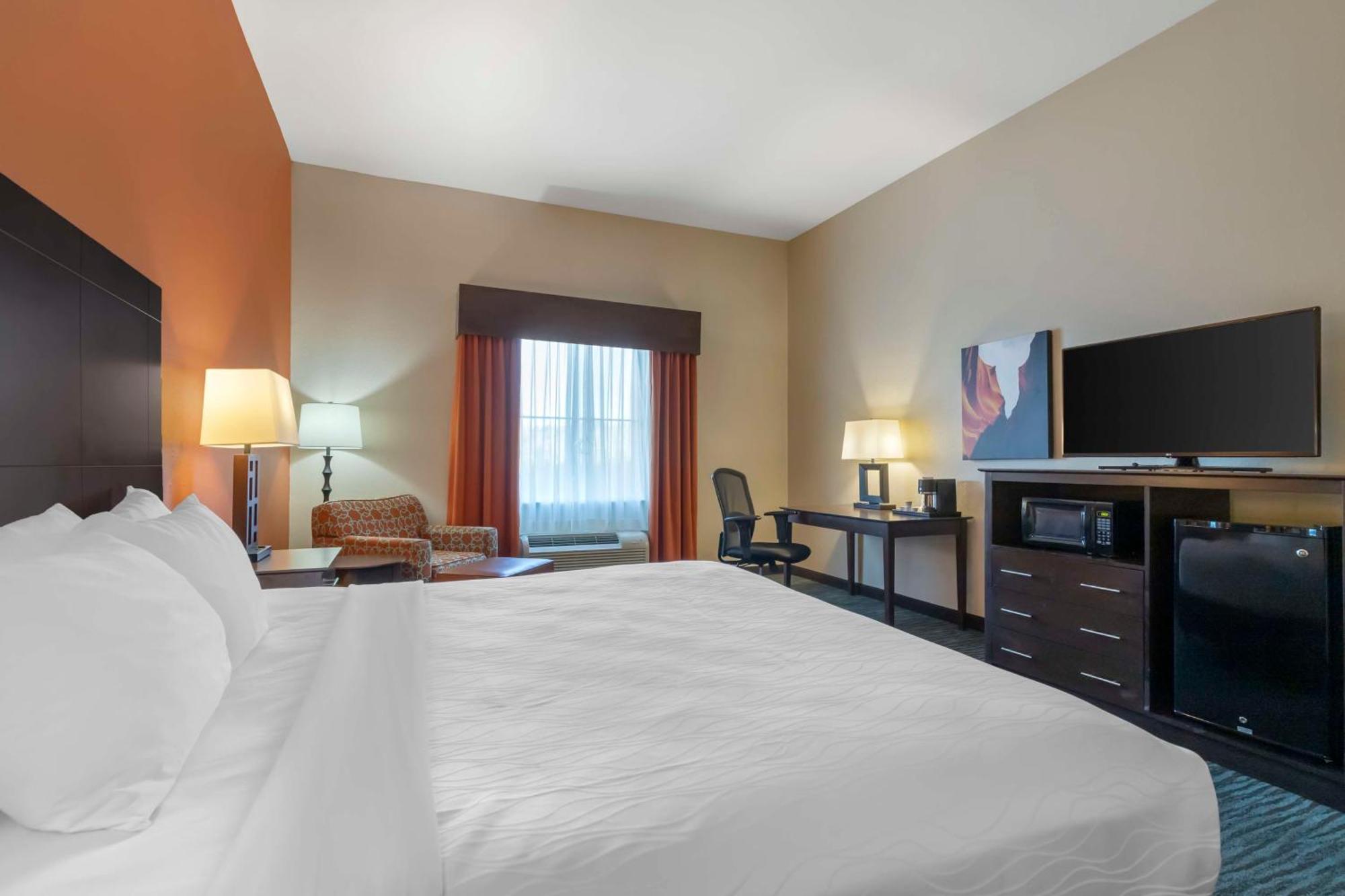 Best Western Plus Longhorn Inn & Suites Luling Exterior photo